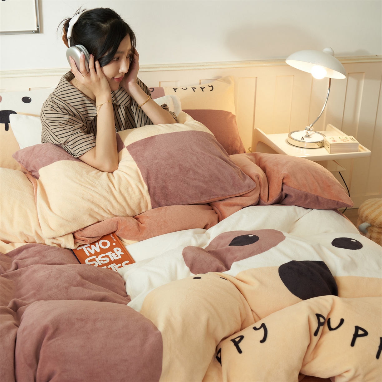 91家纺网 家纺一手货源 找家纺 金鹰 2025新款数码印花卡通牛奶绒四件套 皮皮狗