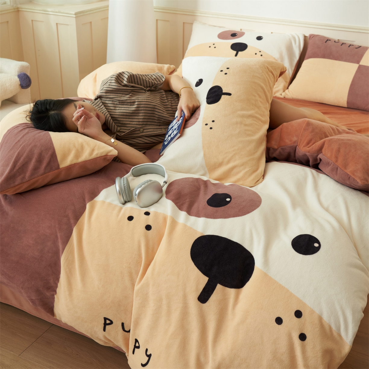 91家纺网 家纺一手货源 找家纺 金鹰 2025新款数码印花卡通牛奶绒四件套 皮皮狗