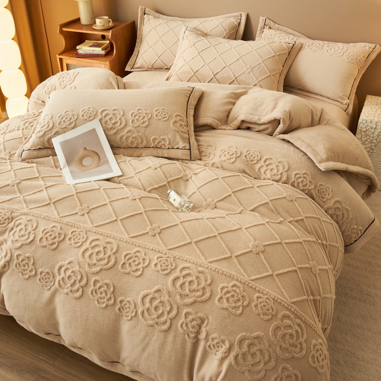 91家纺网 家纺一手货源 找家纺 金鹰 2025新款提花绒牛奶绒四件套 香奈花园-驼