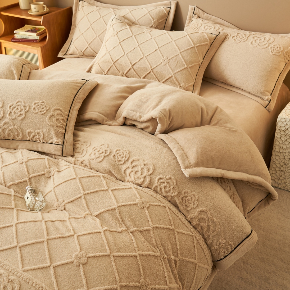 91家纺网 家纺一手货源 找家纺 金鹰 2025新款提花绒牛奶绒四件套 香奈花园-驼