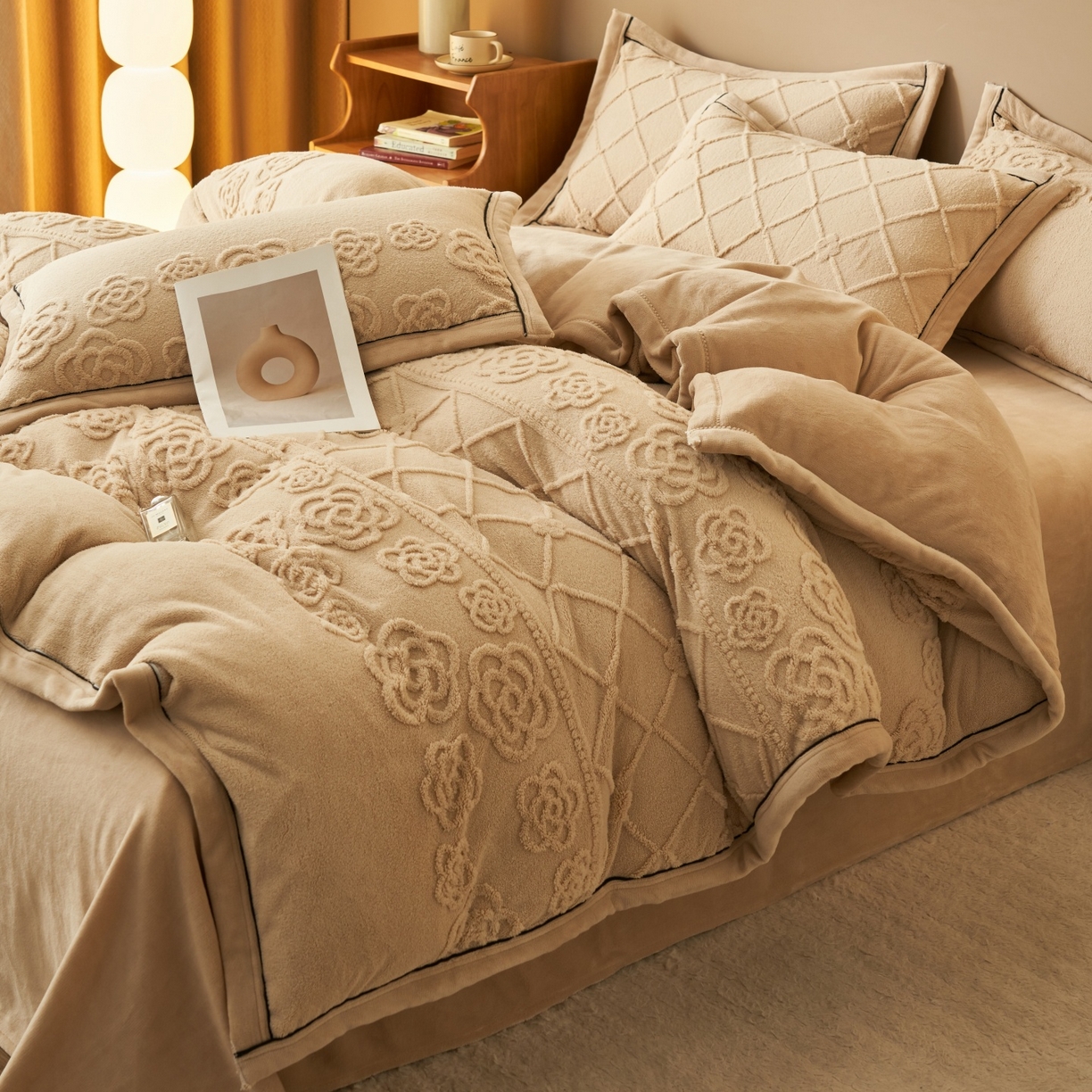 91家纺网 家纺一手货源 找家纺 金鹰 2025新款提花绒牛奶绒四件套 香奈花园-驼