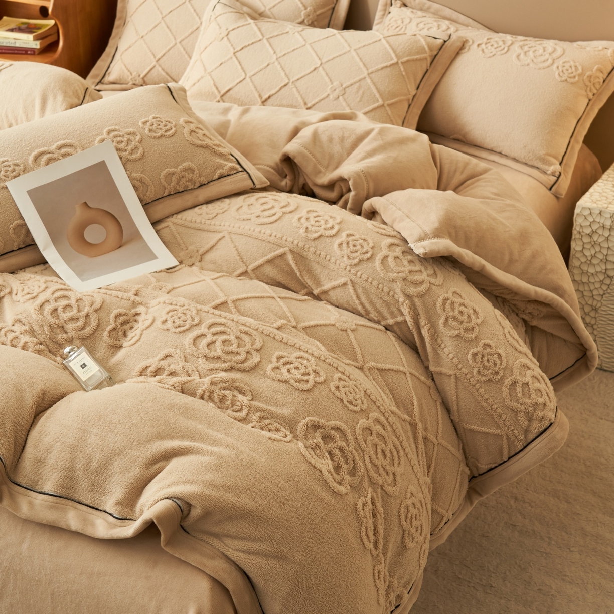 91家纺网 家纺一手货源 找家纺 金鹰 2025新款提花绒牛奶绒四件套 香奈花园-驼