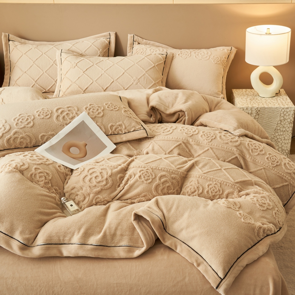 91家纺网 家纺一手货源 找家纺 金鹰 2025新款提花绒牛奶绒四件套 香奈花园-驼