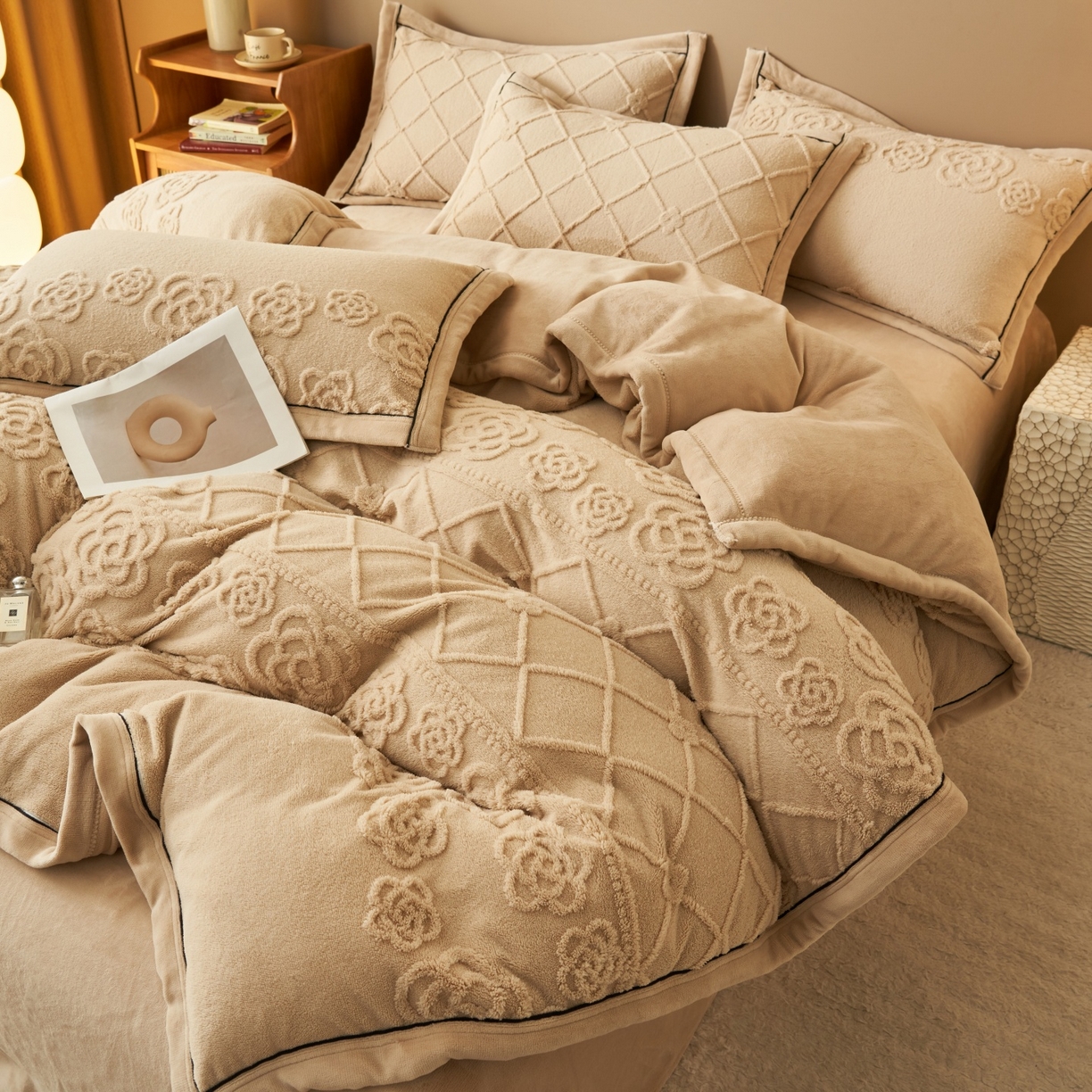 91家纺网 家纺一手货源 找家纺 金鹰 2025新款提花绒牛奶绒四件套 香奈花园-驼