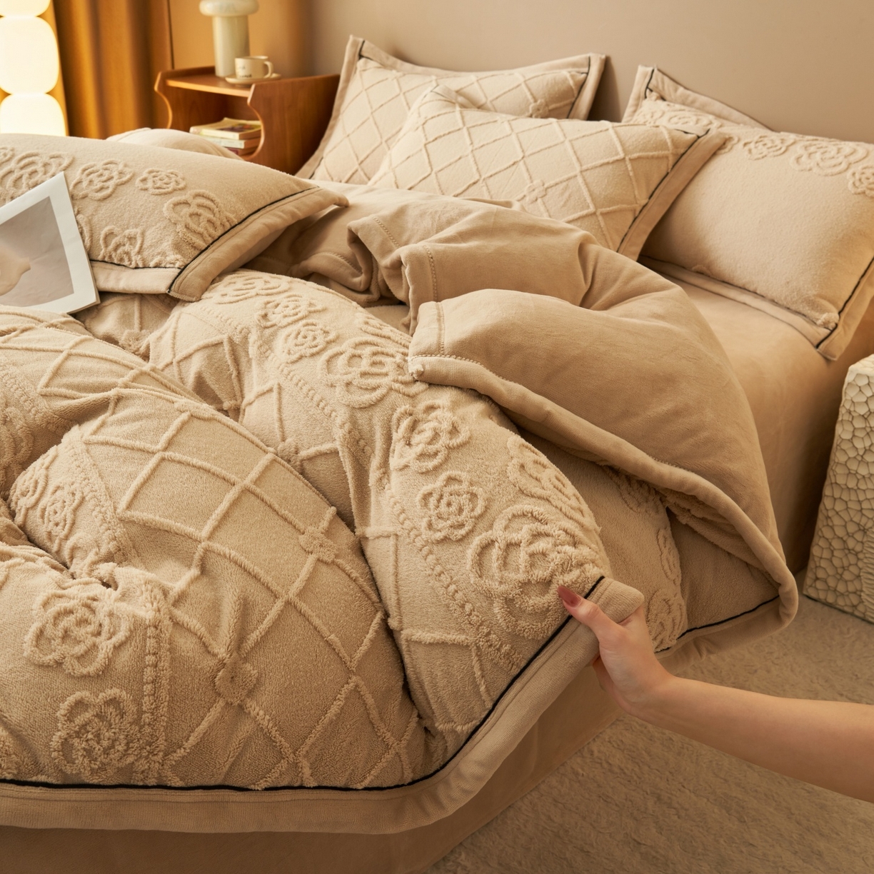 91家纺网 家纺一手货源 找家纺 金鹰 2025新款提花绒牛奶绒四件套 香奈花园-驼