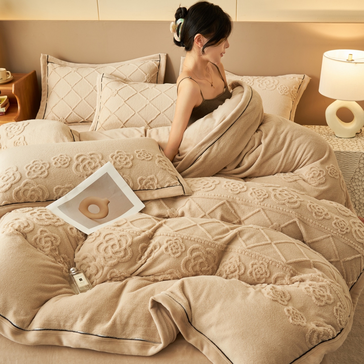 91家纺网 家纺一手货源 找家纺 金鹰 2025新款提花绒牛奶绒四件套 香奈花园-驼