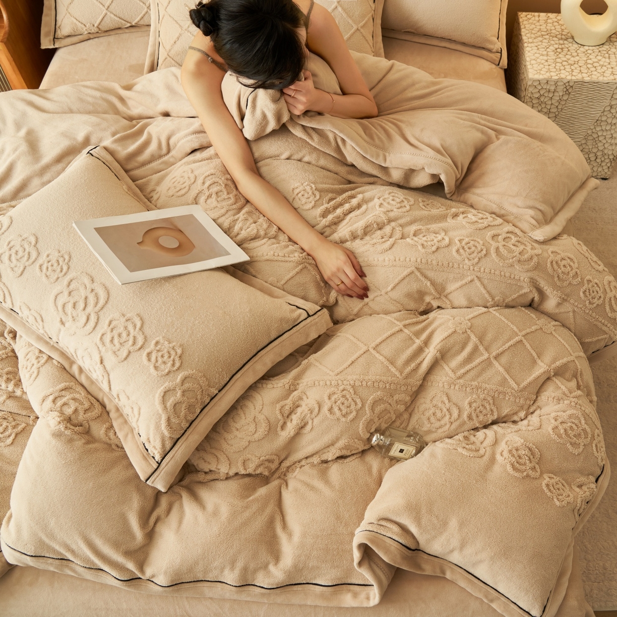 91家纺网 家纺一手货源 找家纺 金鹰 2025新款提花绒牛奶绒四件套 香奈花园-驼