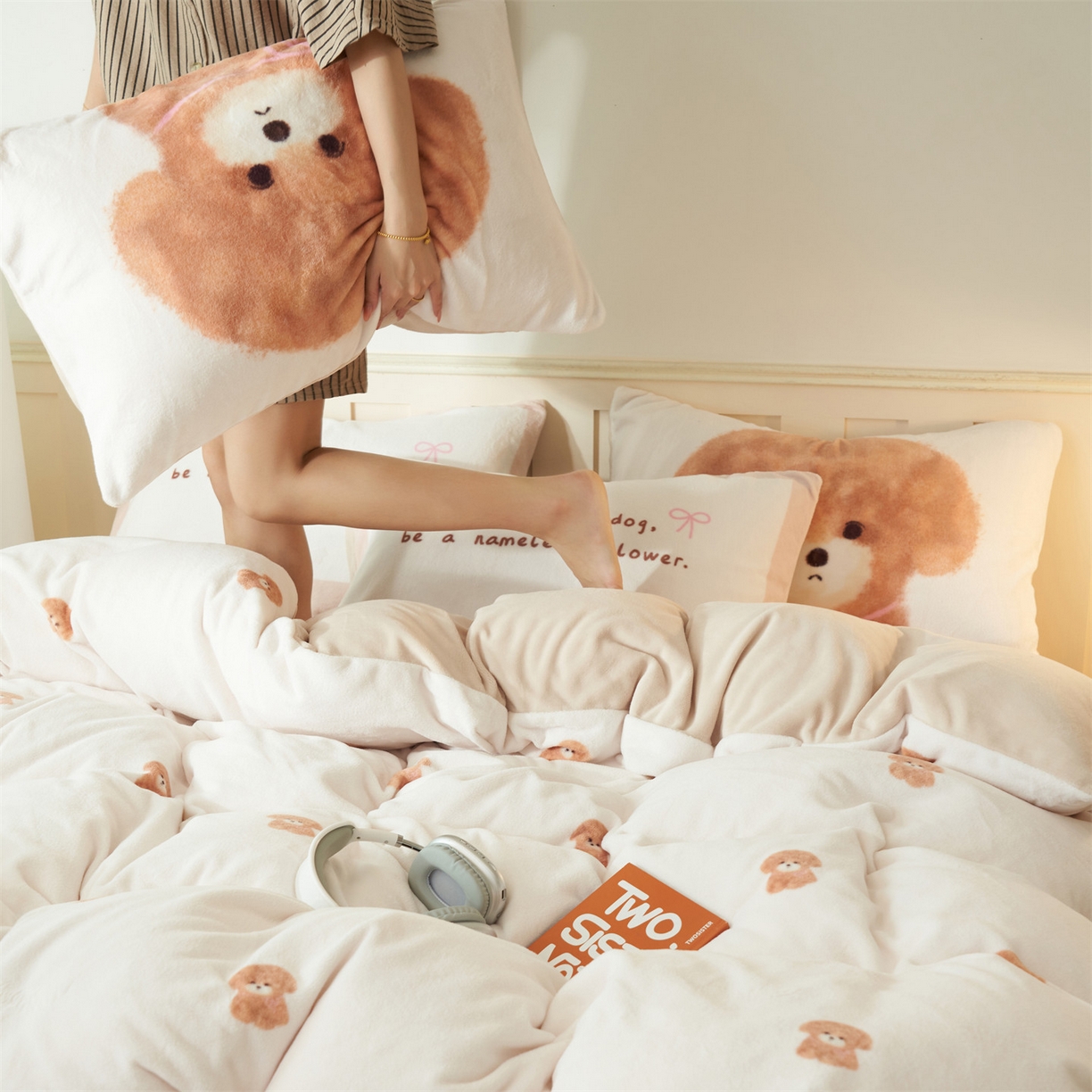 91家纺网 家纺一手货源 找家纺 金鹰 2025新款数码印花卡通牛奶绒四件套 汪星人