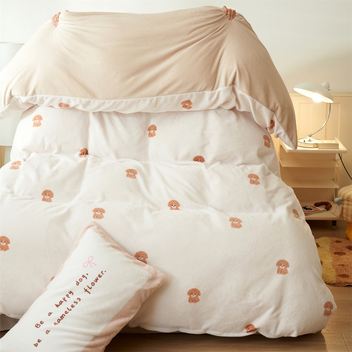 91家纺网 家纺一手货源 找家纺 金鹰 2025新款数码印花卡通牛奶绒四件套 汪星人