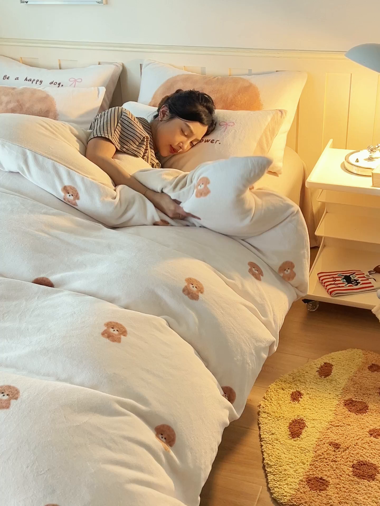 91家纺网 家纺一手货源 找家纺 金鹰 2025新款数码印花卡通牛奶绒四件套 汪星人