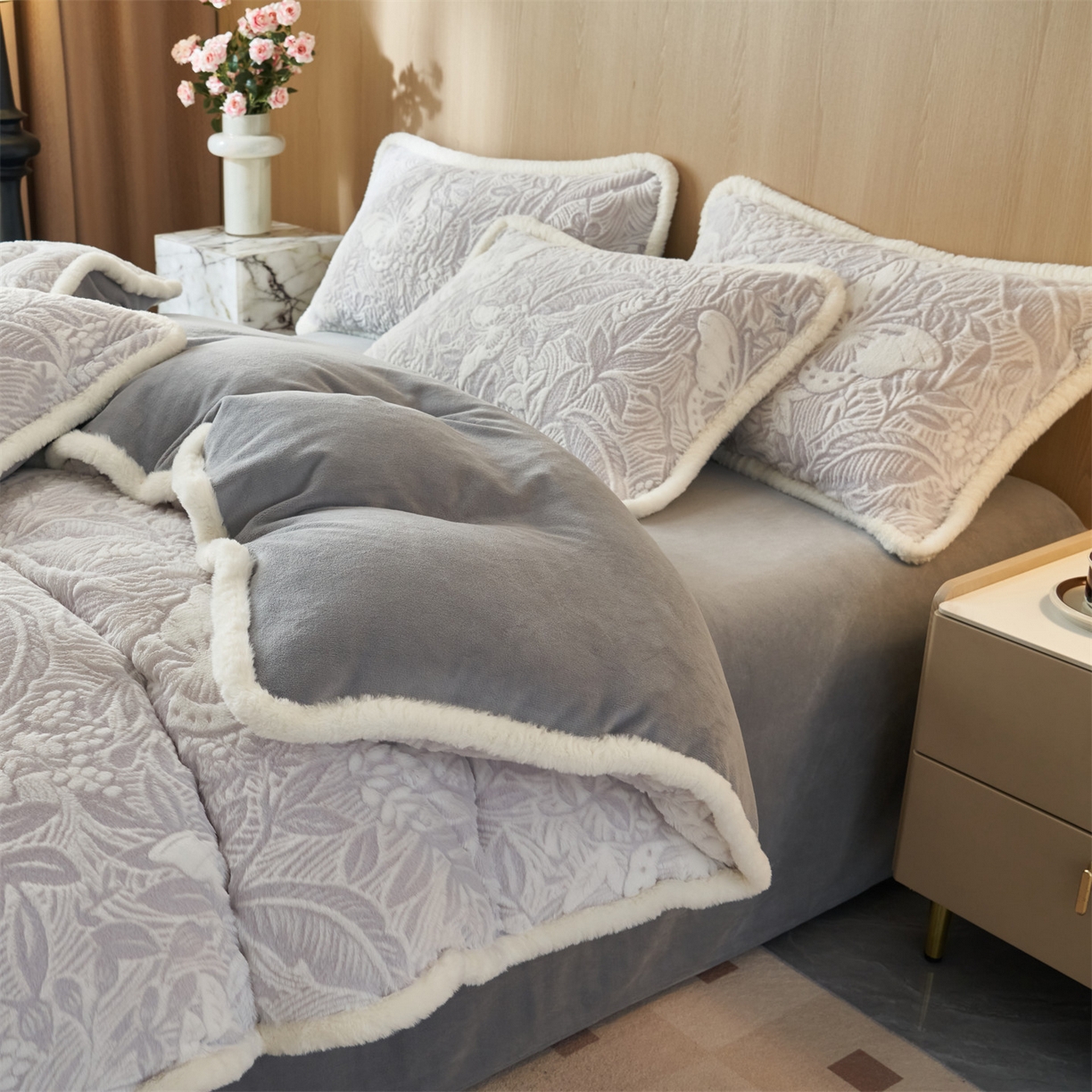 91家纺网 家纺一手货源 找家纺 金鹰 2025新款A类兔毛绒烂花四件套加厚牛奶绒四件套 蝶恋-灰色