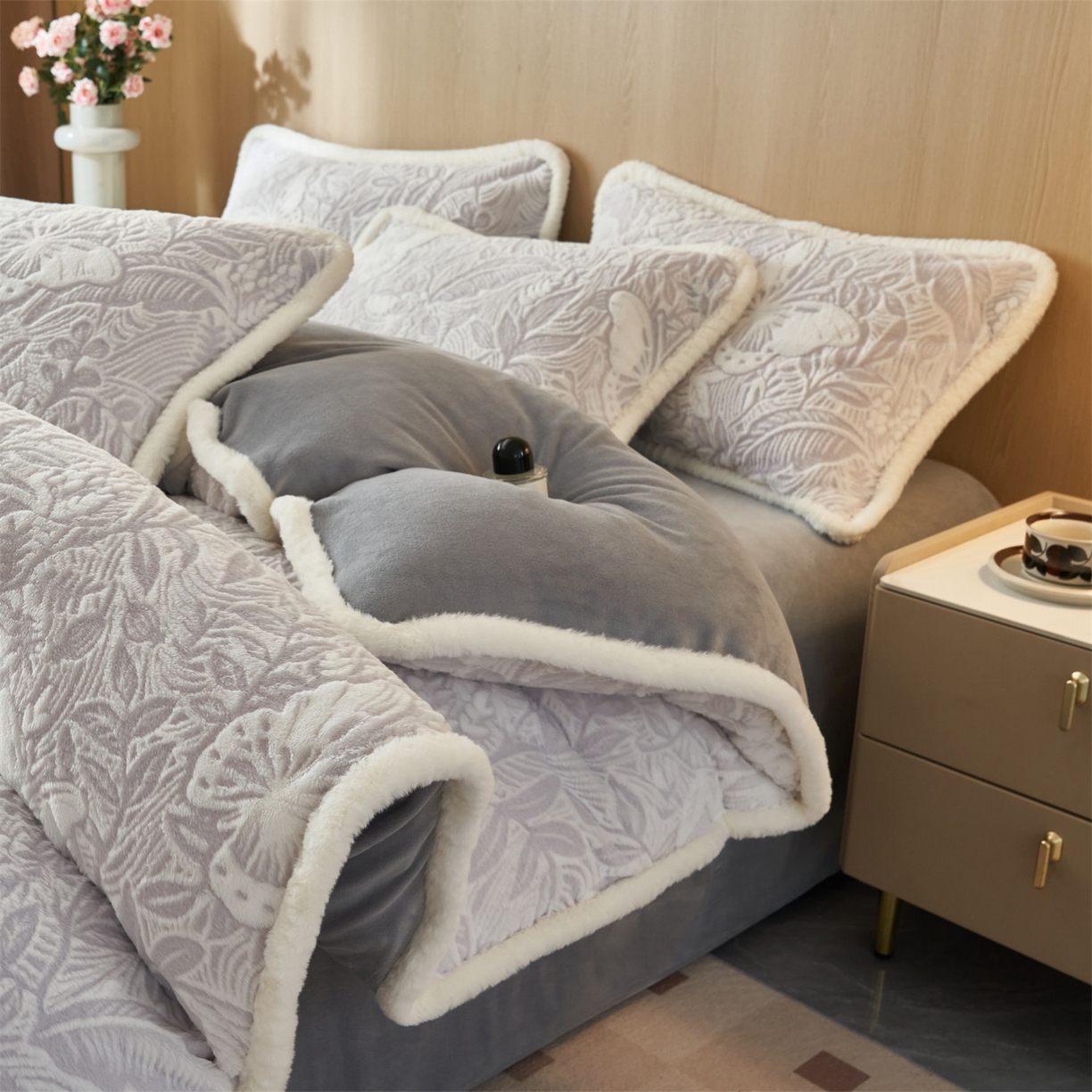 91家纺网 家纺一手货源 找家纺 金鹰 2025新款A类兔毛绒烂花四件套加厚牛奶绒四件套 蝶恋-灰色
