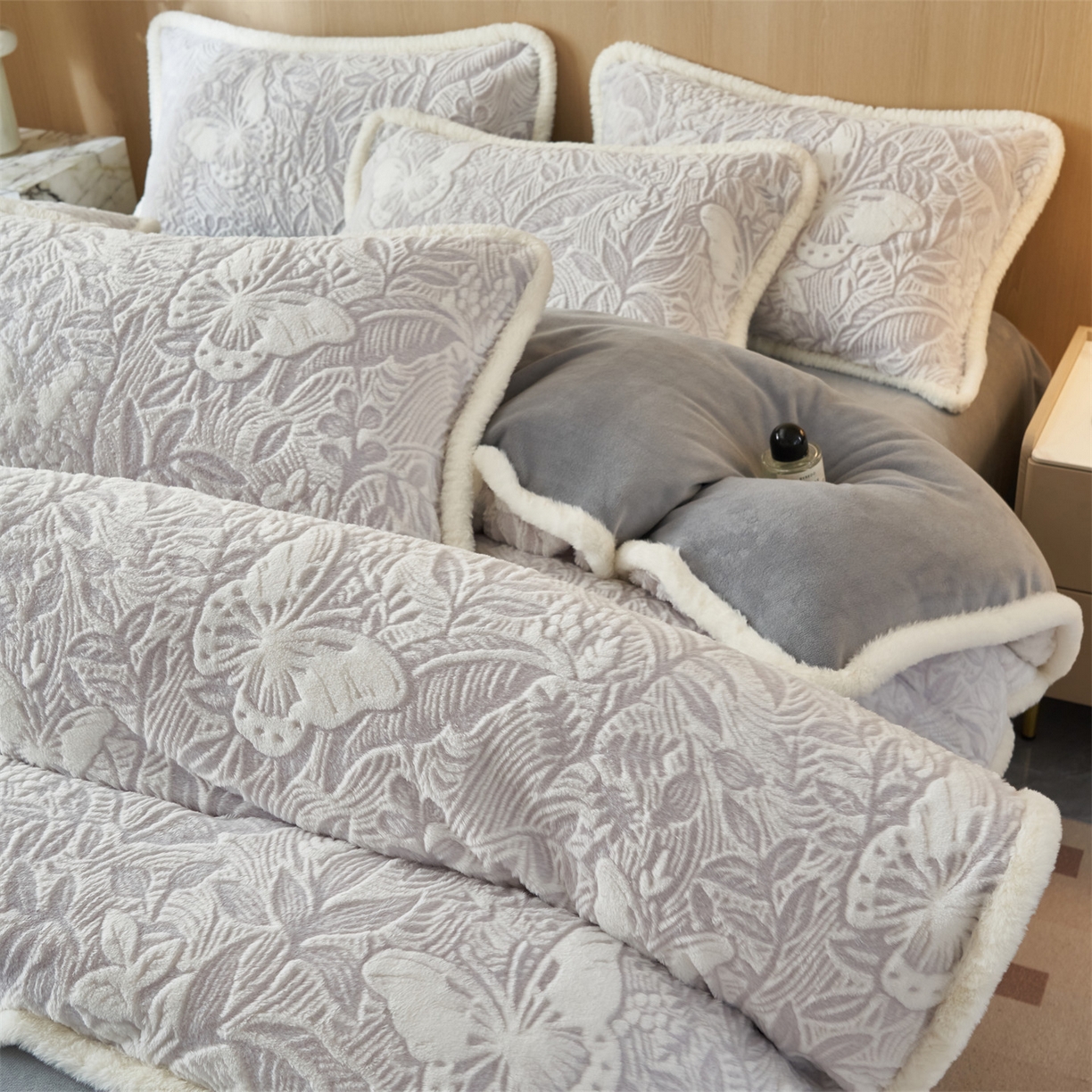 91家纺网 家纺一手货源 找家纺 金鹰 2025新款A类兔毛绒烂花四件套加厚牛奶绒四件套 蝶恋-灰色