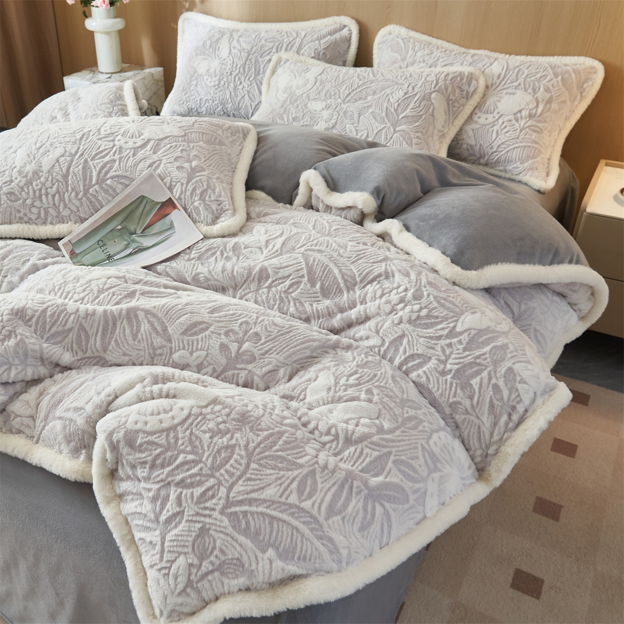 91家纺网 家纺一手货源 找家纺 金鹰 2025新款A类兔毛绒烂花四件套加厚牛奶绒四件套 蝶恋-灰色