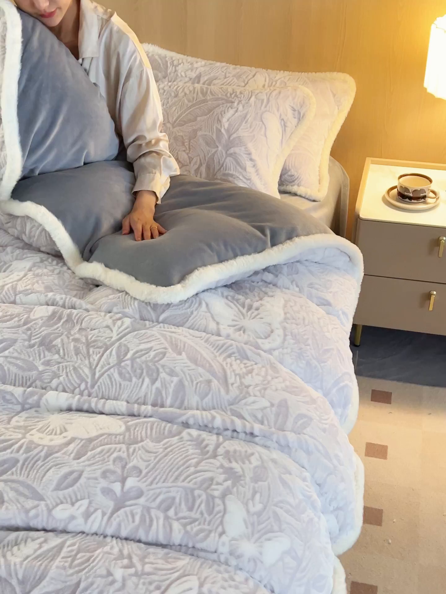 91家纺网 家纺一手货源 找家纺 金鹰 2025新款A类兔毛绒烂花四件套加厚牛奶绒四件套 蝶恋-灰色