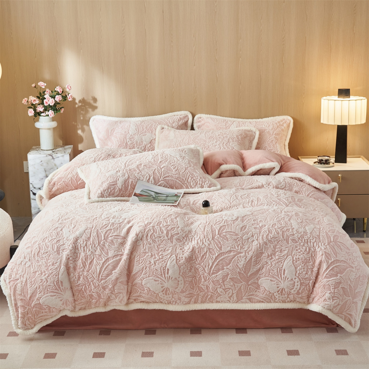 91家纺网 家纺一手货源 找家纺 金鹰 2025新款A类兔毛绒烂花四件套加厚牛奶绒四件套 蝶恋-粉色