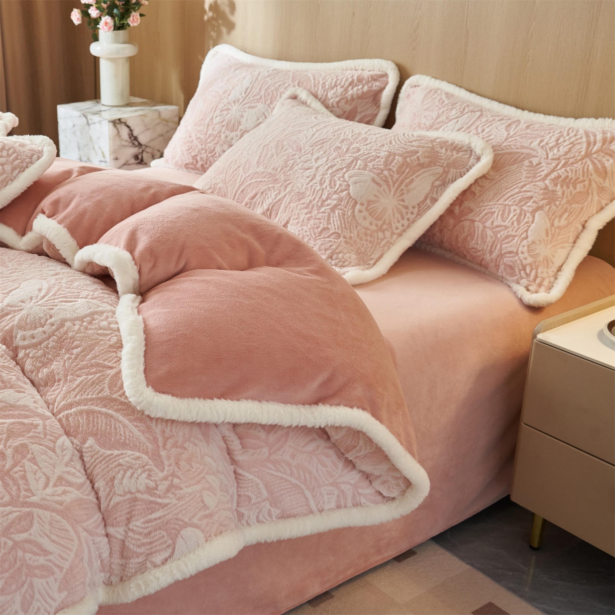 91家纺网 家纺一手货源 找家纺 金鹰 2025新款A类兔毛绒烂花四件套加厚牛奶绒四件套 蝶恋-粉色