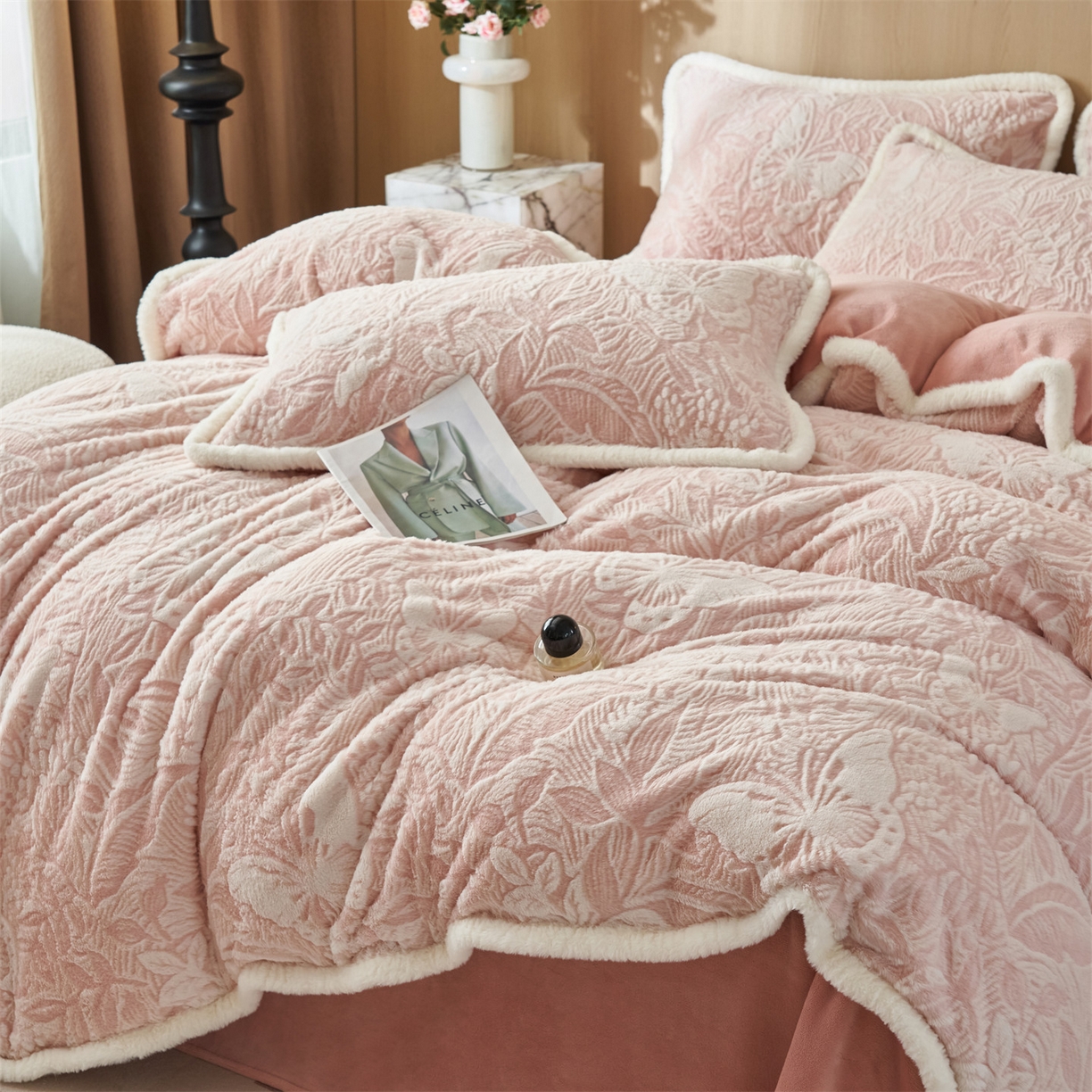 91家纺网 家纺一手货源 找家纺 金鹰 2025新款A类兔毛绒烂花四件套加厚牛奶绒四件套 蝶恋-粉色