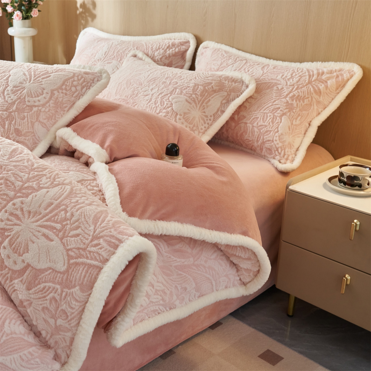 91家纺网 家纺一手货源 找家纺 金鹰 2025新款A类兔毛绒烂花四件套加厚牛奶绒四件套 蝶恋-粉色