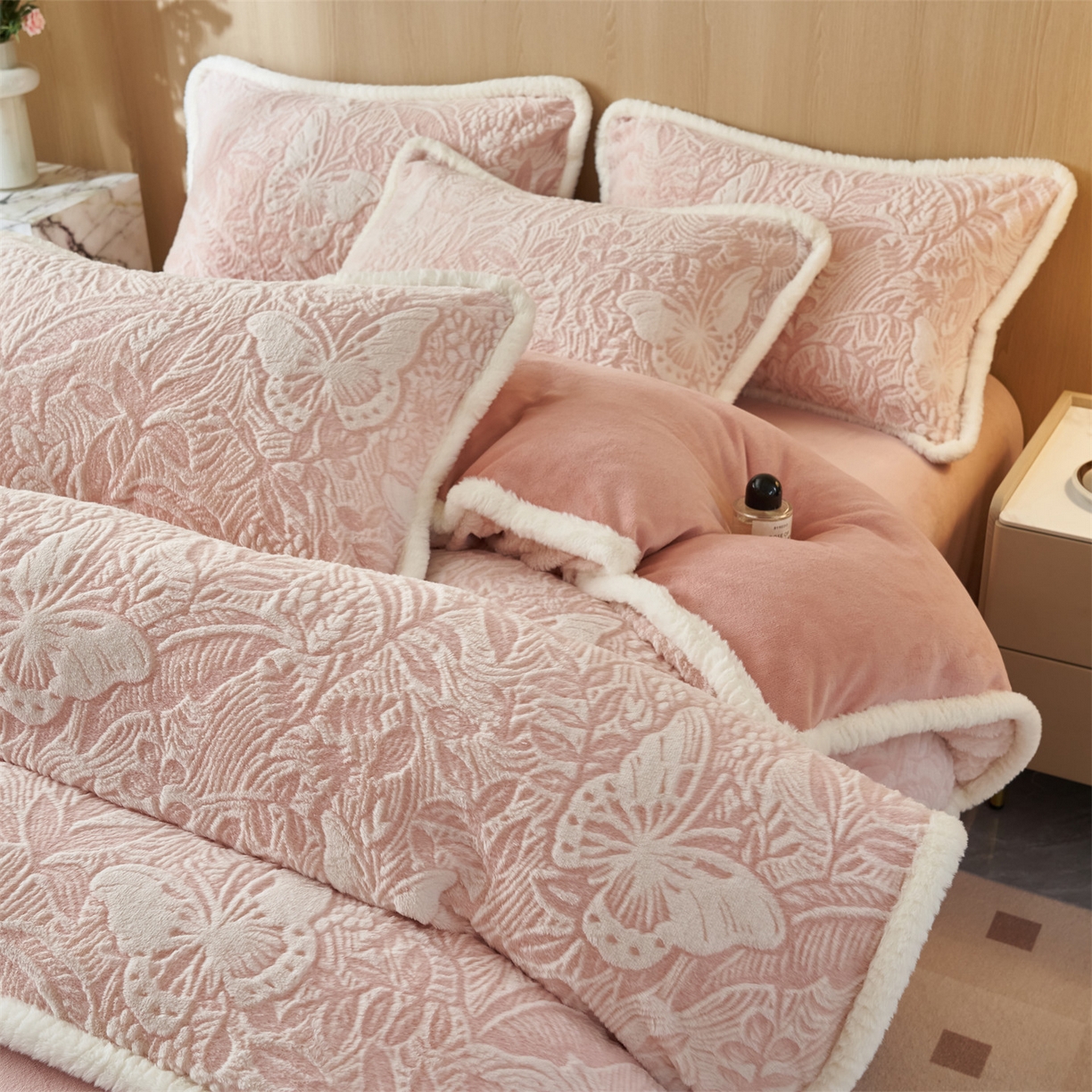 91家纺网 家纺一手货源 找家纺 金鹰 2025新款A类兔毛绒烂花四件套加厚牛奶绒四件套 蝶恋-粉色