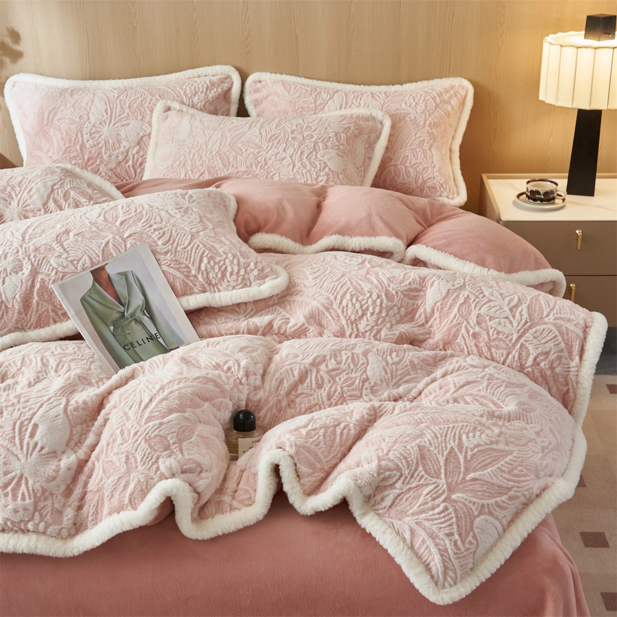 91家纺网 家纺一手货源 找家纺 金鹰 2025新款A类兔毛绒烂花四件套加厚牛奶绒四件套 蝶恋-粉色