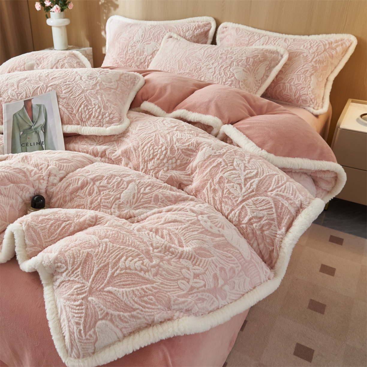 91家纺网 家纺一手货源 找家纺 金鹰 2025新款A类兔毛绒烂花四件套加厚牛奶绒四件套 蝶恋-粉色