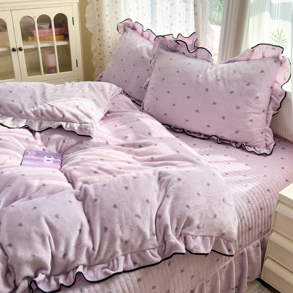 91家纺网 家纺一手货源 找家纺 德比尔斯  2025新款高克重AA版韩版牛奶绒床盖四件套 蝴蝶结-紫