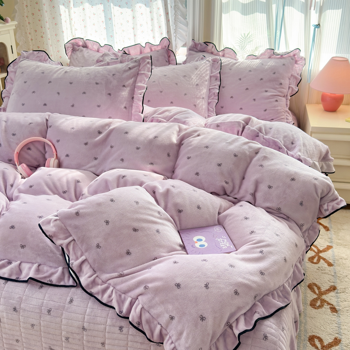 91家纺网 家纺一手货源 找家纺 德比尔斯  2025新款高克重AA版韩版牛奶绒床盖四件套 蝴蝶结-紫