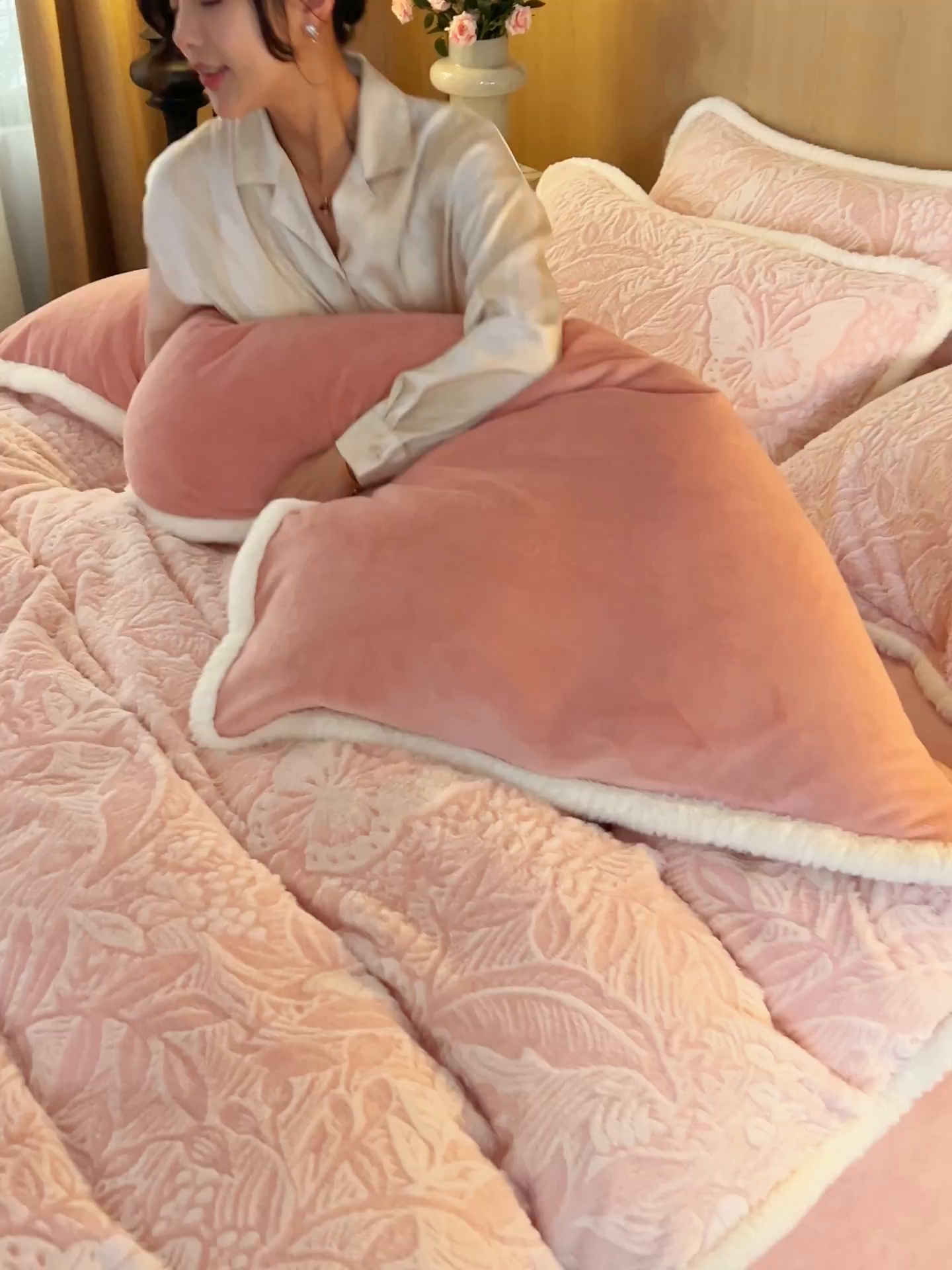 91家纺网 家纺一手货源 找家纺 金鹰 2025新款A类兔毛绒烂花四件套加厚牛奶绒四件套 蝶恋-粉色