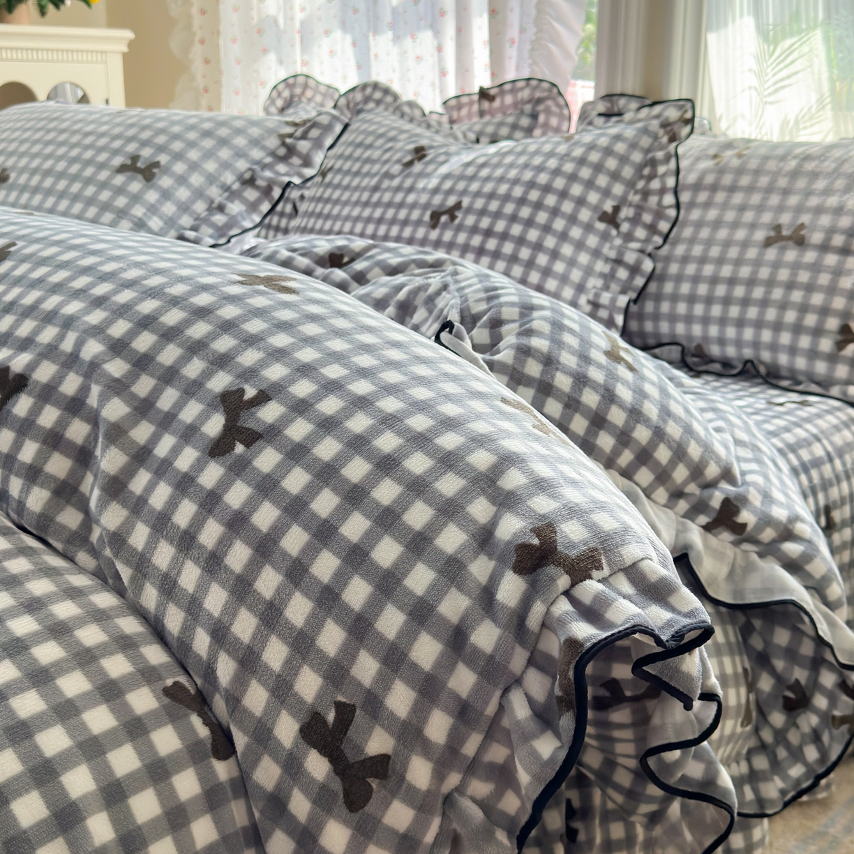 91家纺网 家纺一手货源 找家纺 德比尔斯  2025新款高克重AA版韩版牛奶绒床盖四件套 蝴蝶结-灰