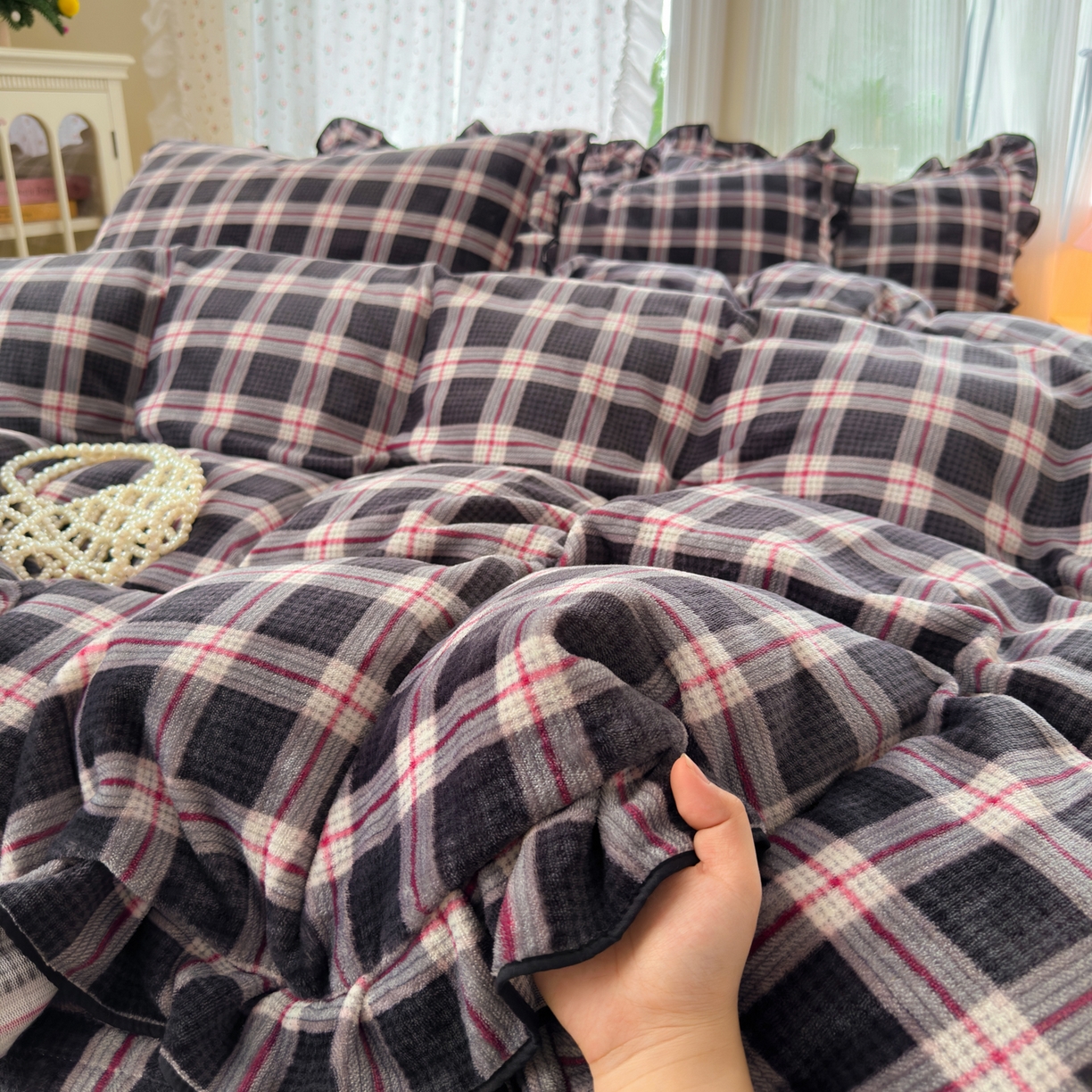 91家纺网 家纺一手货源 找家纺 德比尔斯  2025新款高克重AA版韩版牛奶绒床盖四件套 布朗尼