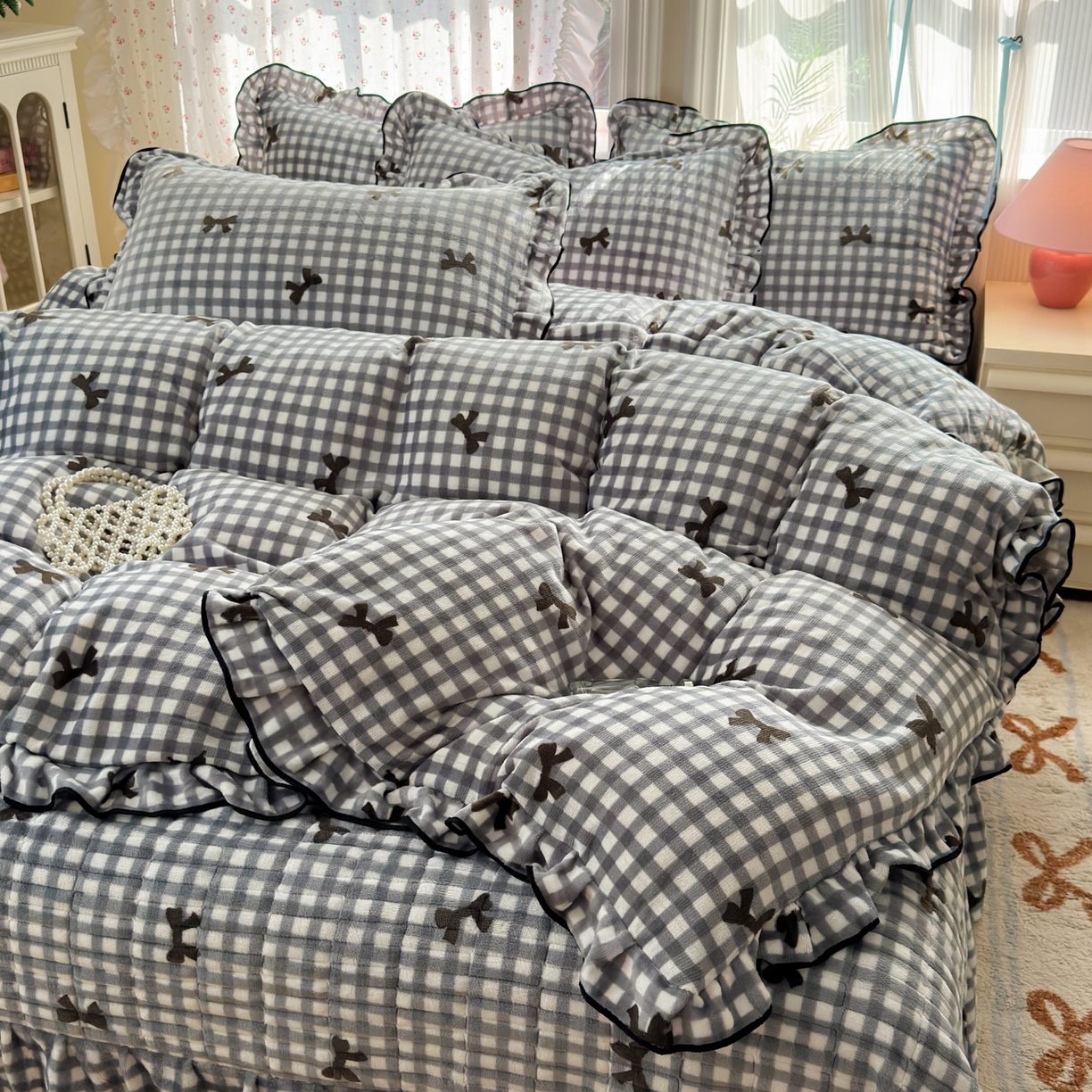 91家纺网 家纺一手货源 找家纺 德比尔斯  2025新款高克重AA版韩版牛奶绒床盖四件套 蝴蝶结-灰