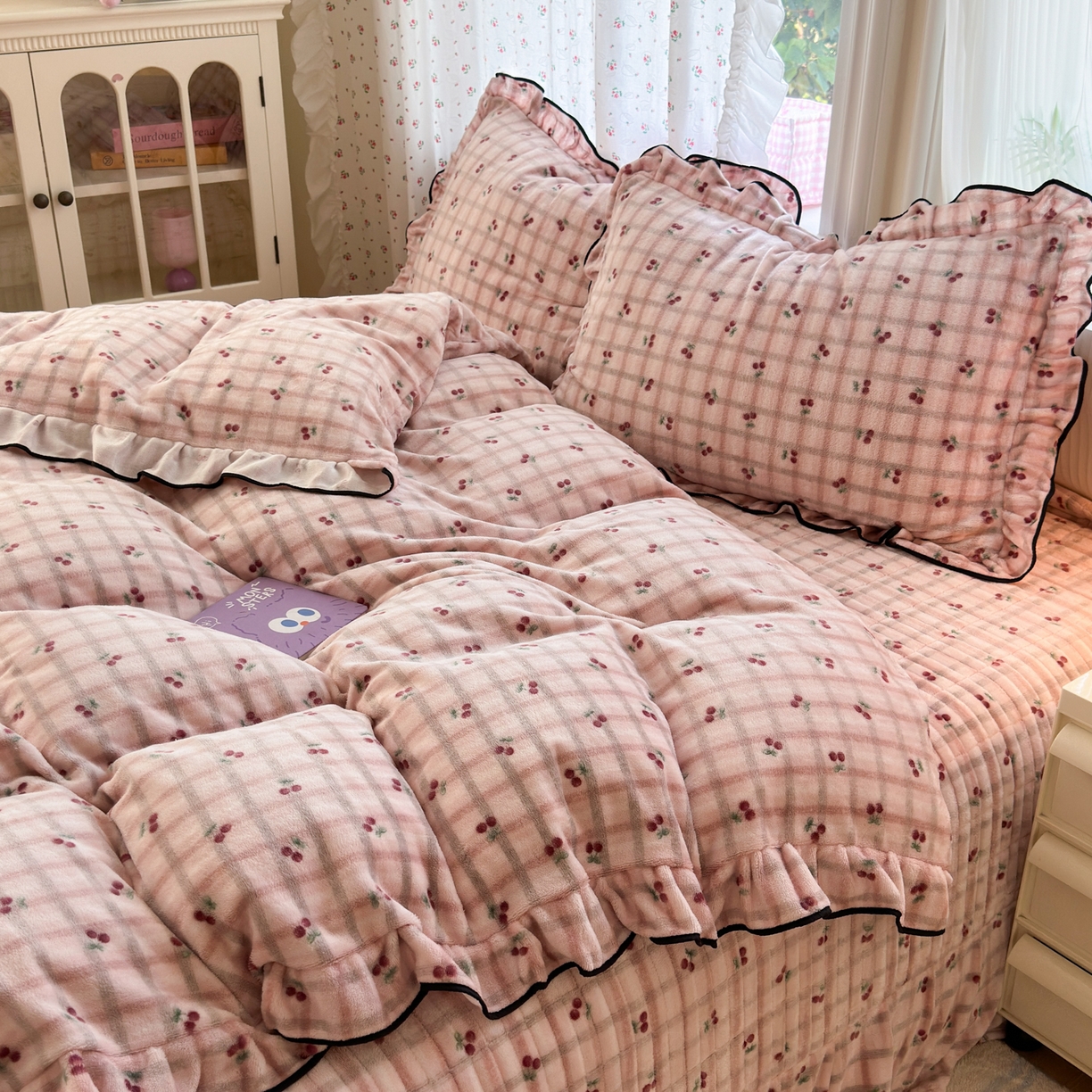 91家纺网 家纺一手货源 找家纺 德比尔斯  2025新款高克重AA版韩版牛奶绒床盖四件套 粉格樱桃