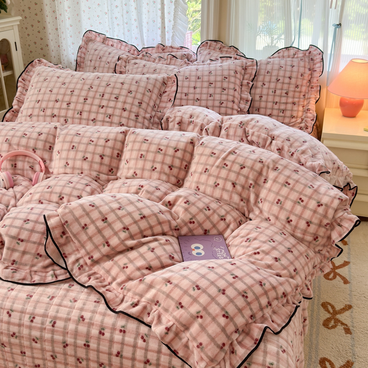 91家纺网 家纺一手货源 找家纺 德比尔斯  2025新款高克重AA版韩版牛奶绒床盖四件套 粉格樱桃
