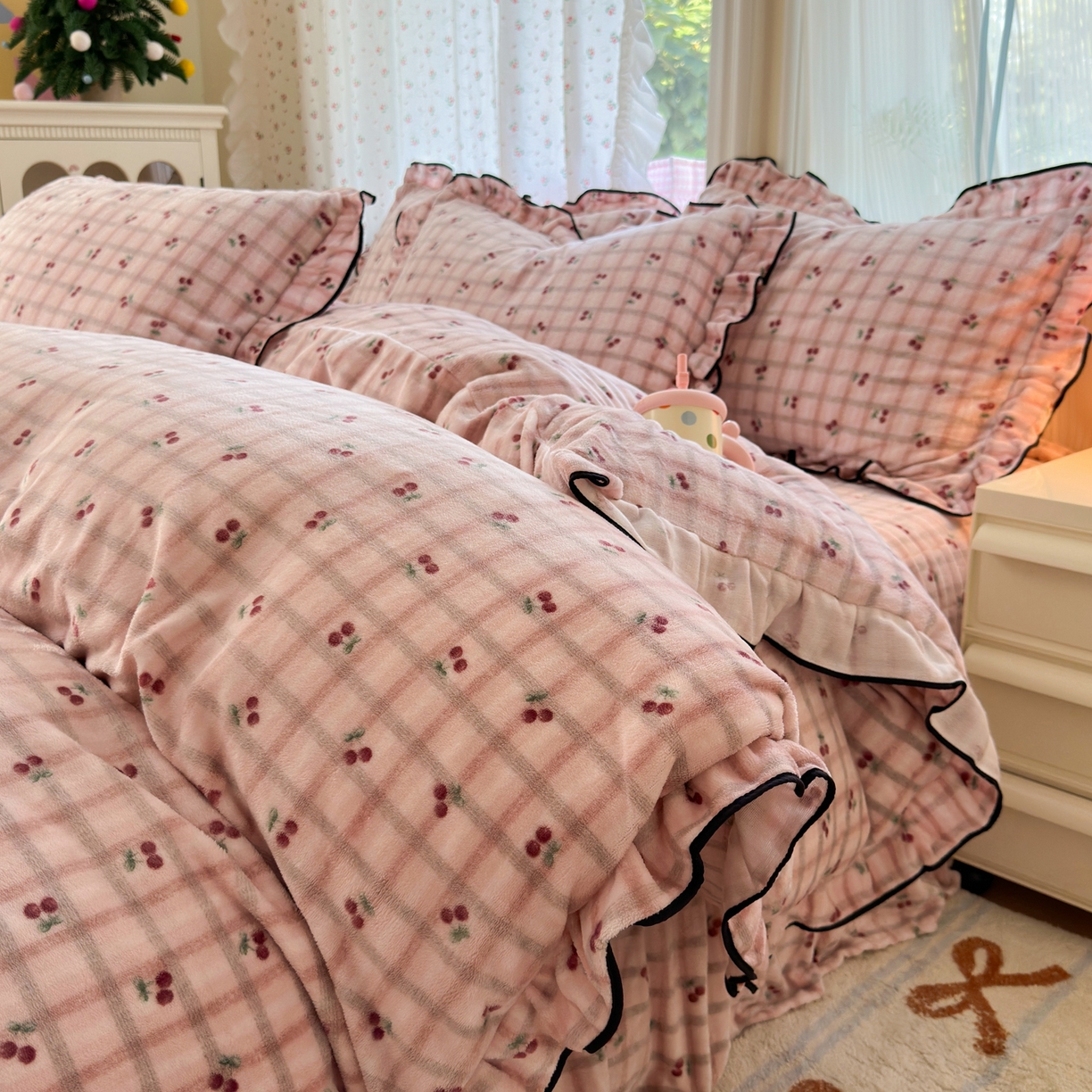 91家纺网 家纺一手货源 找家纺 德比尔斯  2025新款高克重AA版韩版牛奶绒床盖四件套 粉格樱桃