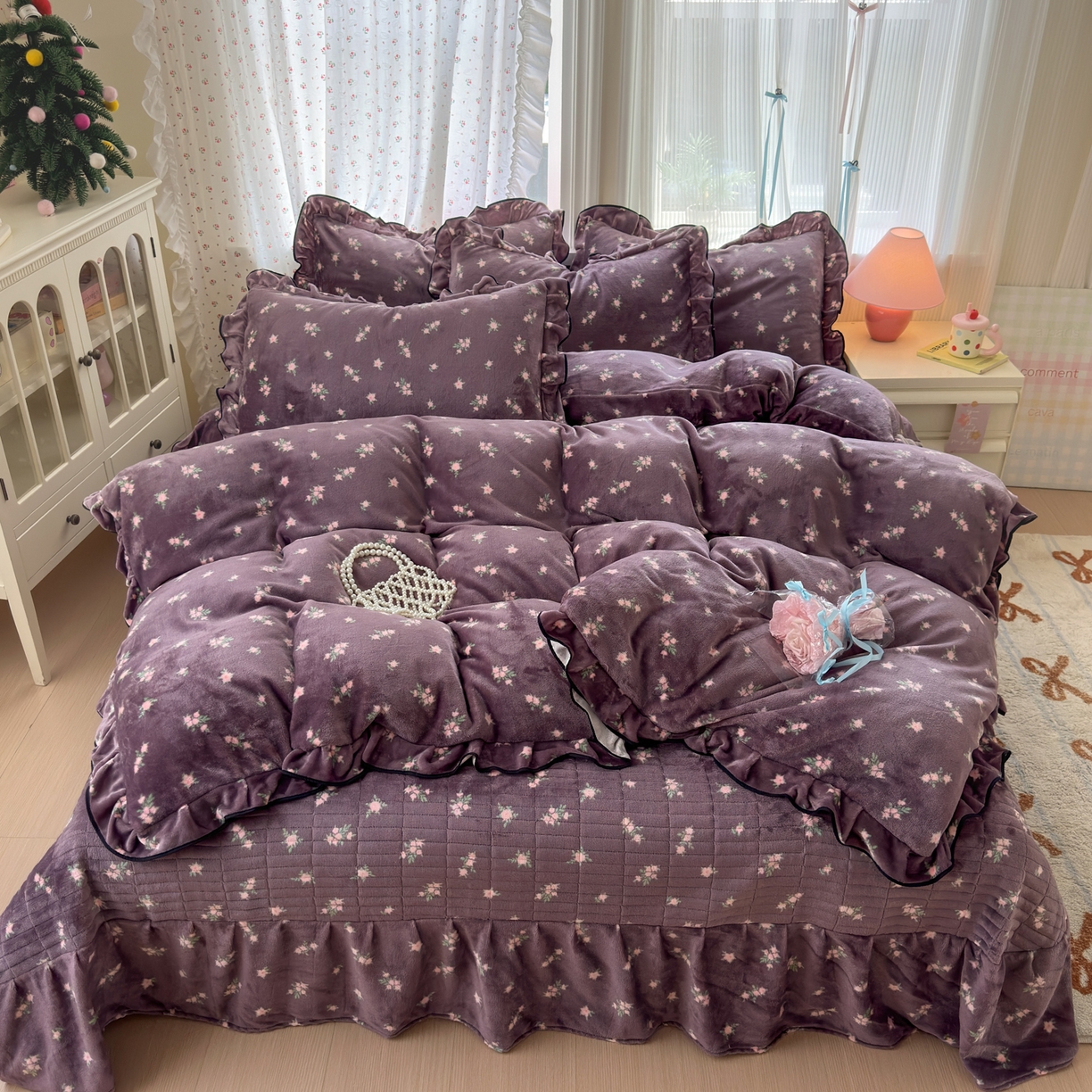 91家纺网 家纺一手货源 找家纺 德比尔斯  2025新款高克重AA版韩版牛奶绒床盖四件套 紫香草