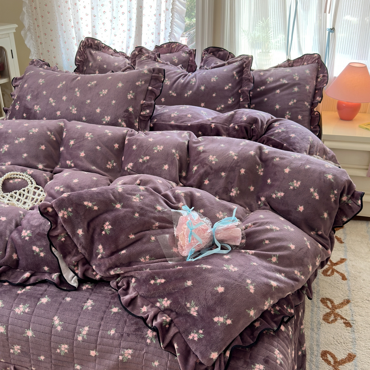 91家纺网 家纺一手货源 找家纺 德比尔斯  2025新款高克重AA版韩版牛奶绒床盖四件套 紫香草