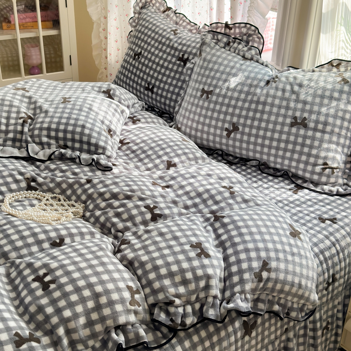 91家纺网 家纺一手货源 找家纺 德比尔斯  2025新款高克重AA版韩版牛奶绒床盖四件套 蝴蝶结-灰