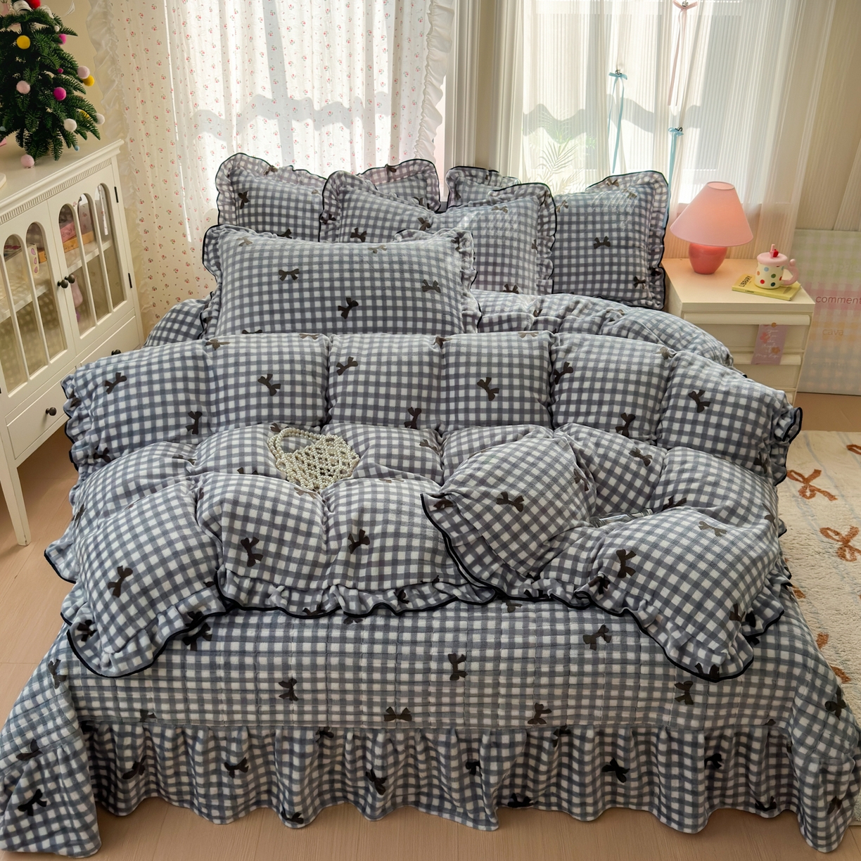 91家纺网 家纺一手货源 找家纺 德比尔斯  2025新款高克重AA版韩版牛奶绒床盖四件套 蝴蝶结-灰