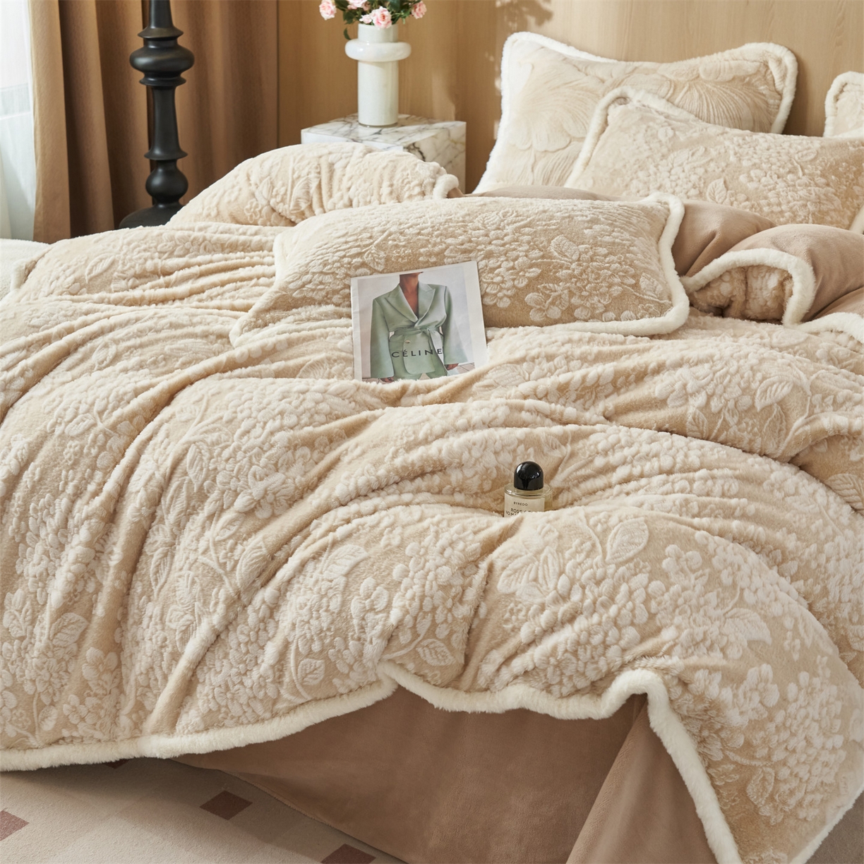 91家纺网 家纺一手货源 找家纺 金鹰 2025新款A类兔毛绒烂花四件套加厚牛奶绒四件套 花开富贵