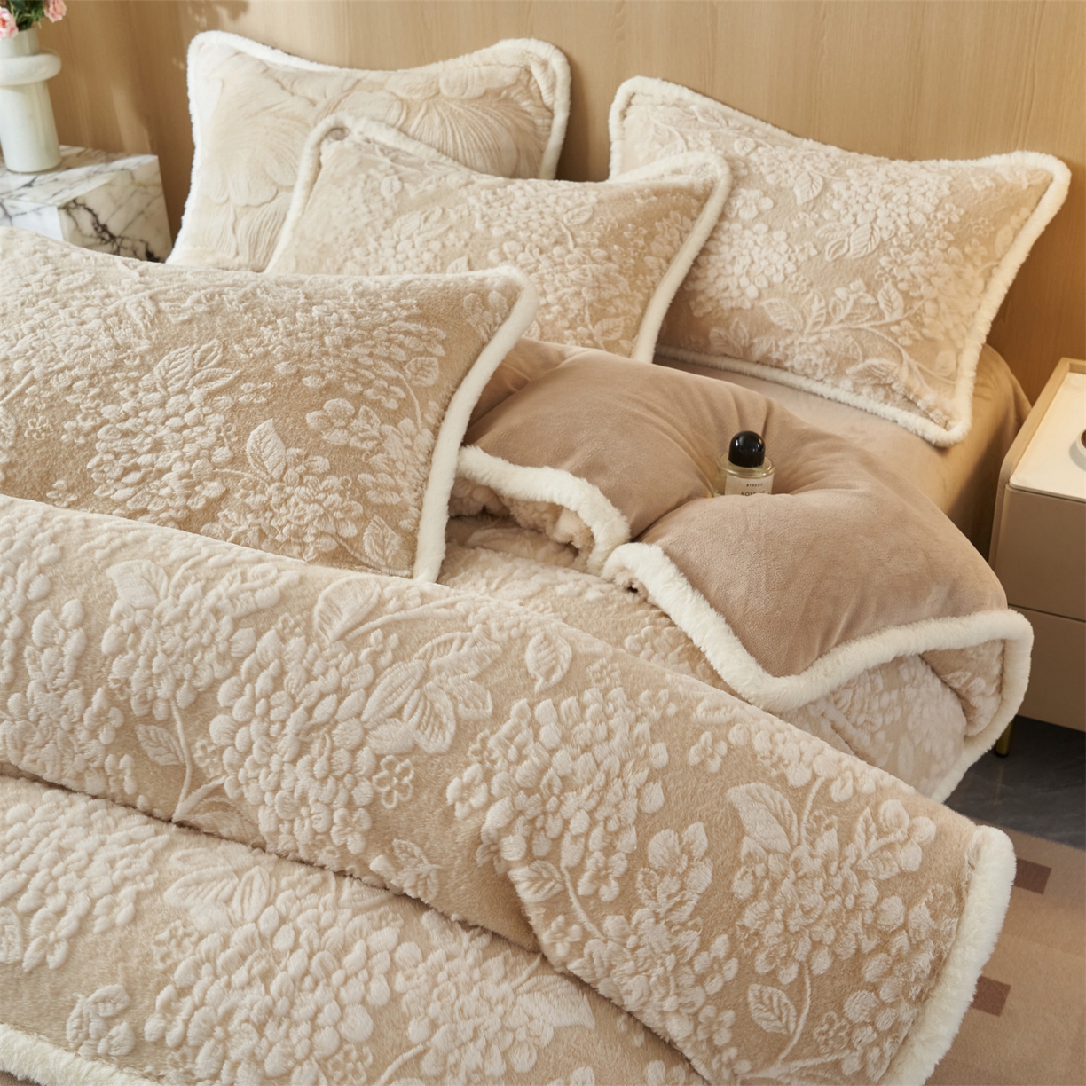 91家纺网 家纺一手货源 找家纺 金鹰 2025新款A类兔毛绒烂花四件套加厚牛奶绒四件套 花开富贵