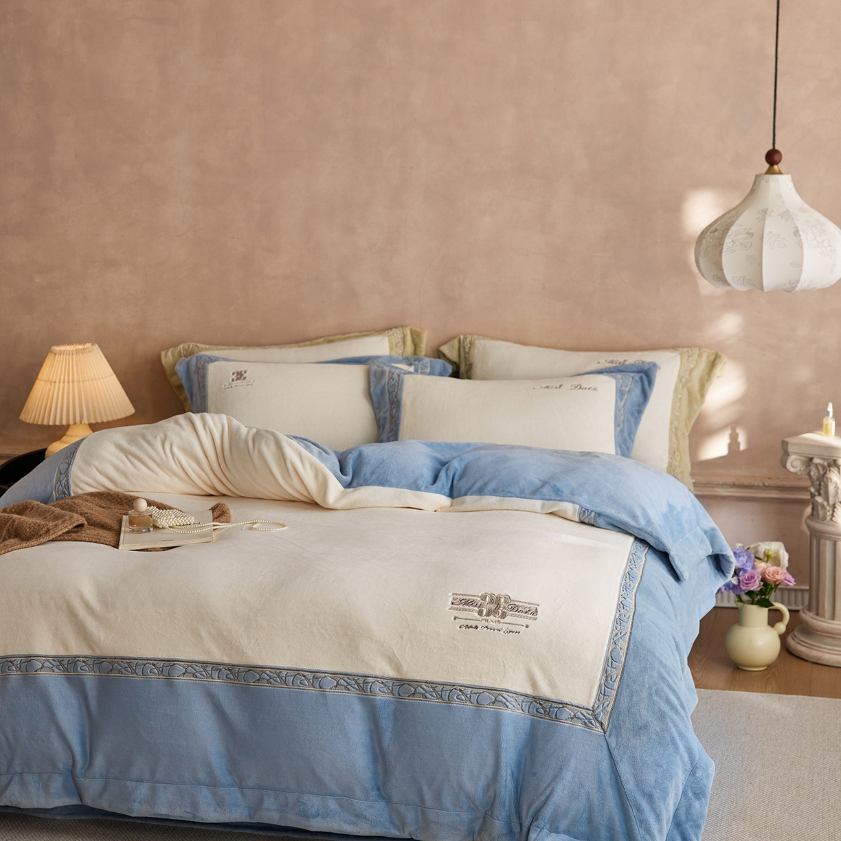 91家纺网 家纺一手货源 找家纺 （总）瑞雪家居 2025新款270g全消光牛奶绒四件套-英兰小镇系列