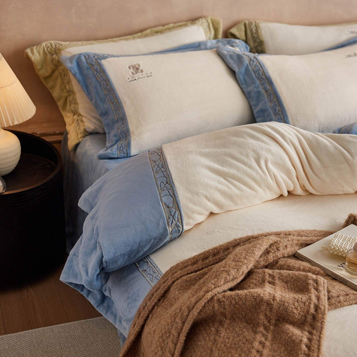 91家纺网 家纺一手货源 找家纺 （总）瑞雪家居 2025新款270g全消光牛奶绒四件套-英兰小镇系列