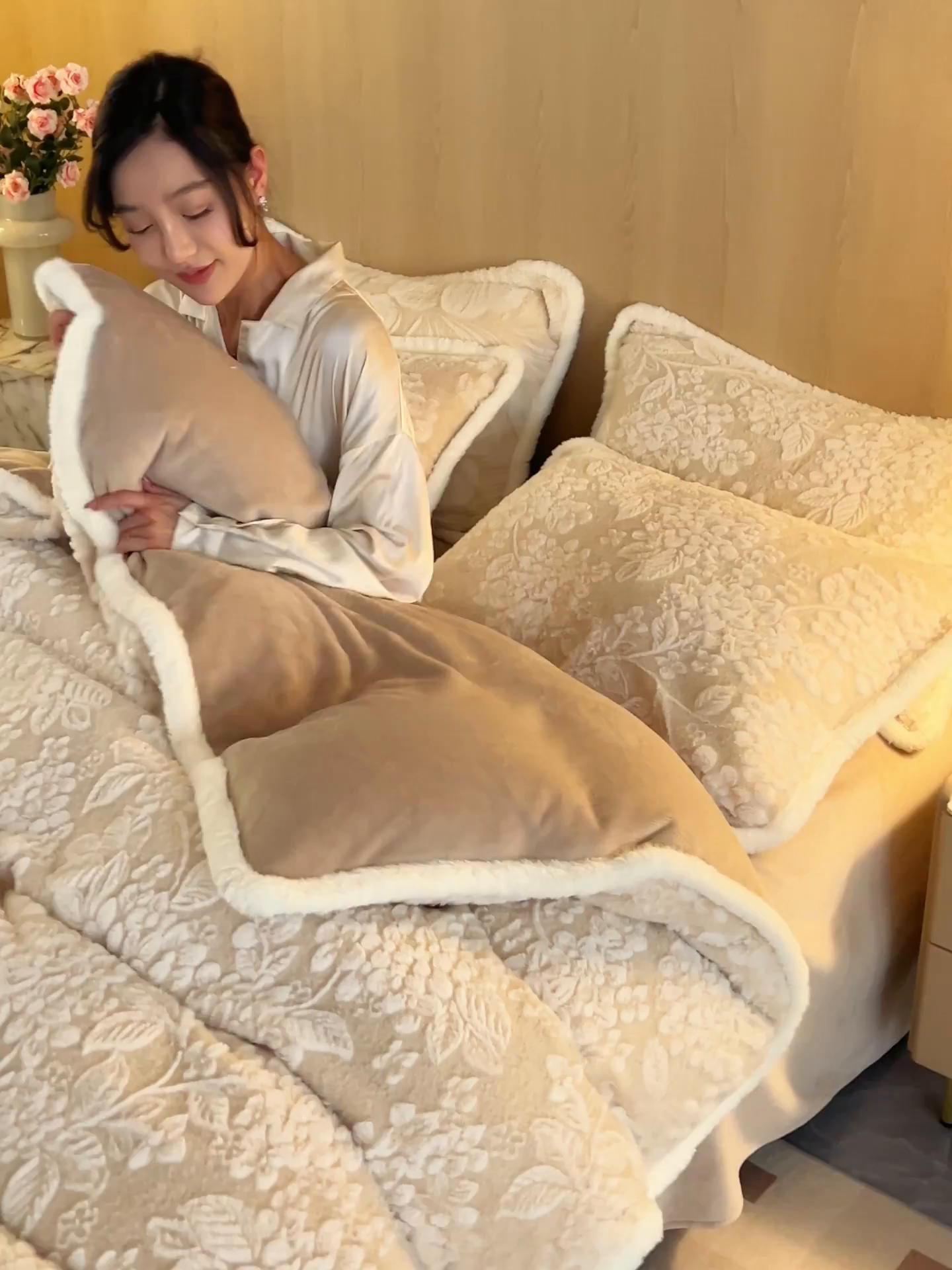 91家纺网 家纺一手货源 找家纺 金鹰 2025新款A类兔毛绒烂花四件套加厚牛奶绒四件套 花开富贵