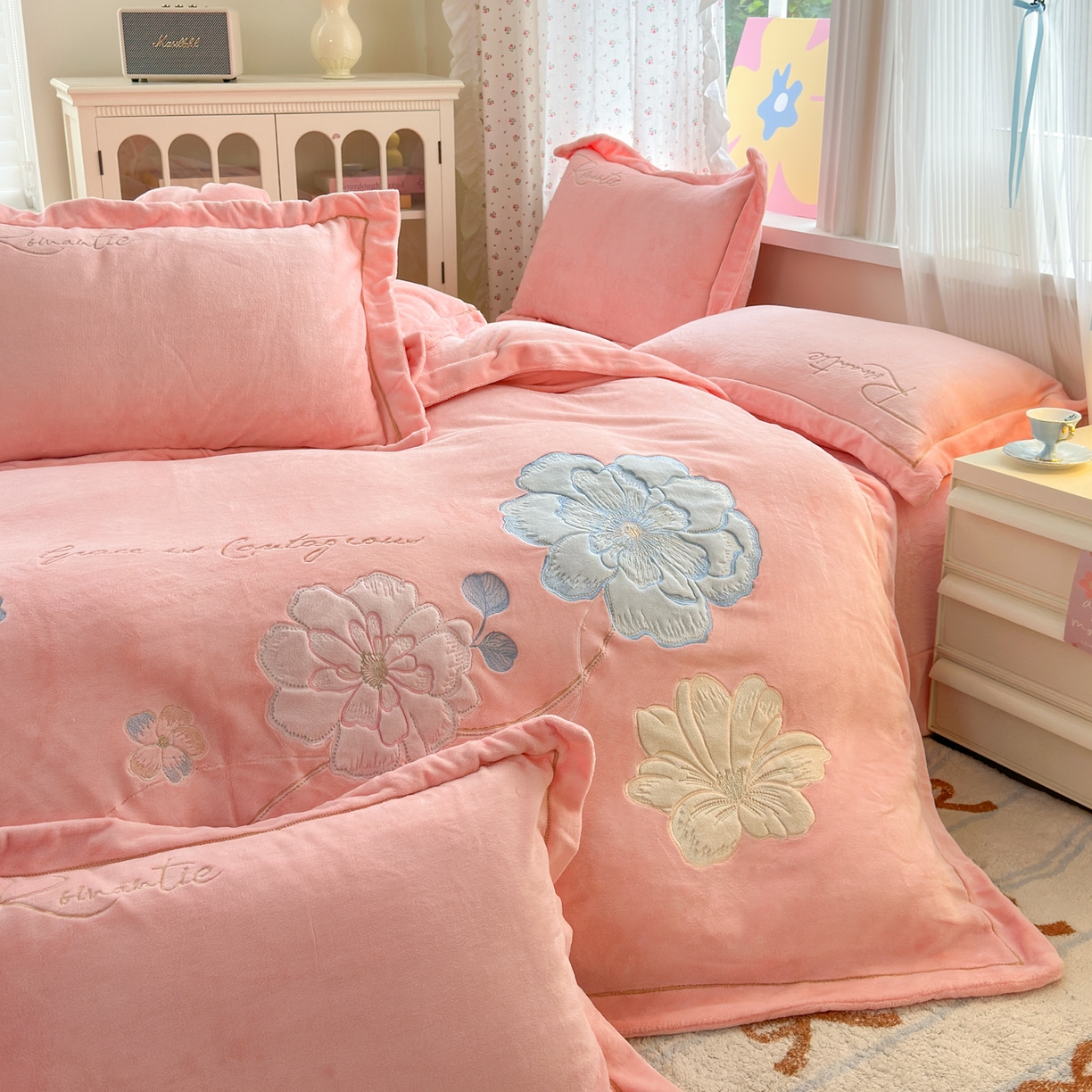 91家纺网 家纺一手货源 找家纺 德比尔斯  2025新款刺绣牛奶绒四件套 梦境-樱花粉