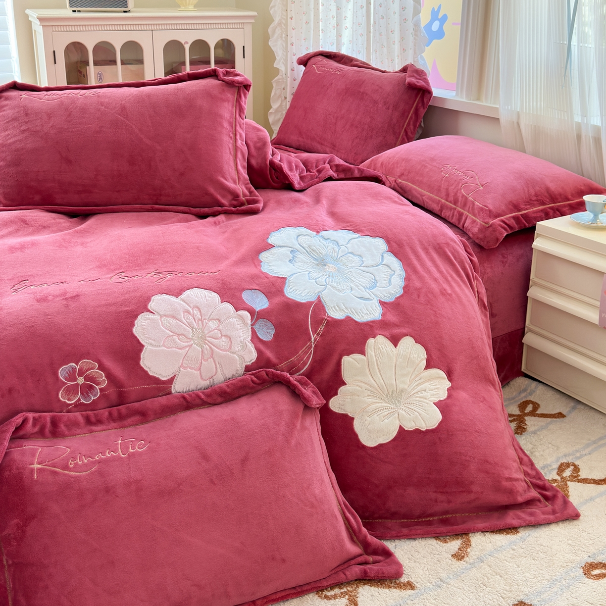 91家纺网 家纺一手货源 找家纺 德比尔斯  2025新款刺绣牛奶绒四件套 梦境-豆沙红