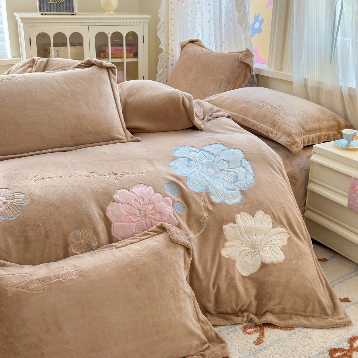 91家纺网 家纺一手货源 找家纺 德比尔斯  2025新款刺绣牛奶绒四件套 梦境-卡其