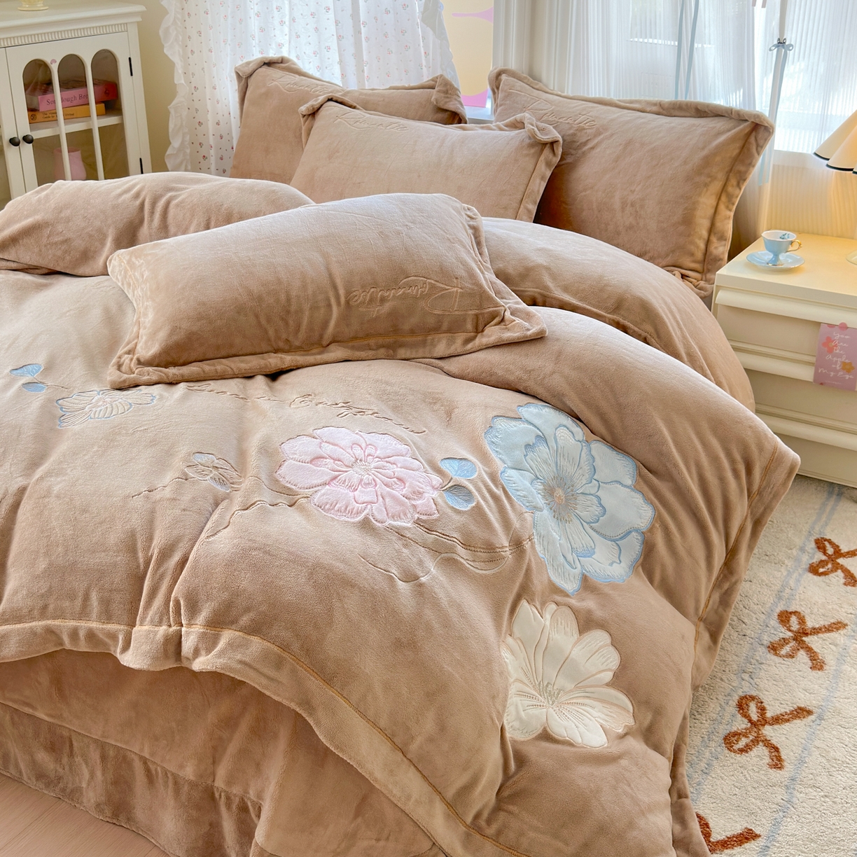 91家纺网 家纺一手货源 找家纺 德比尔斯  2025新款刺绣牛奶绒四件套 梦境-卡其