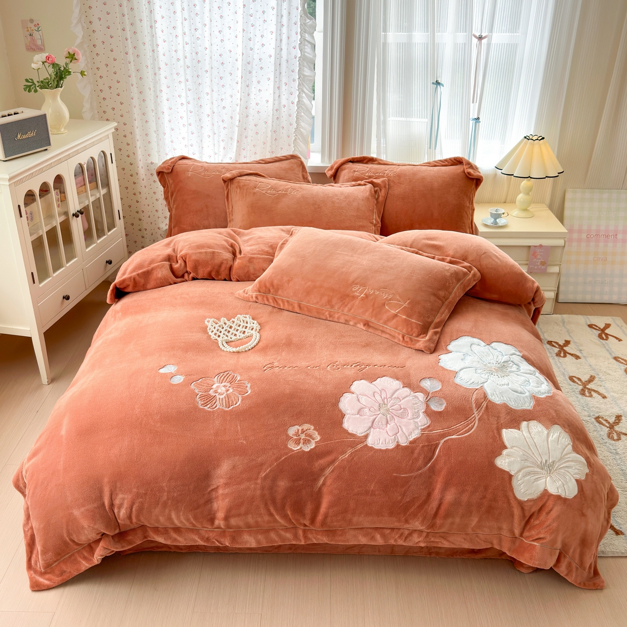 德比尔斯  2025新款刺绣牛奶绒四件套 梦境-西柚红