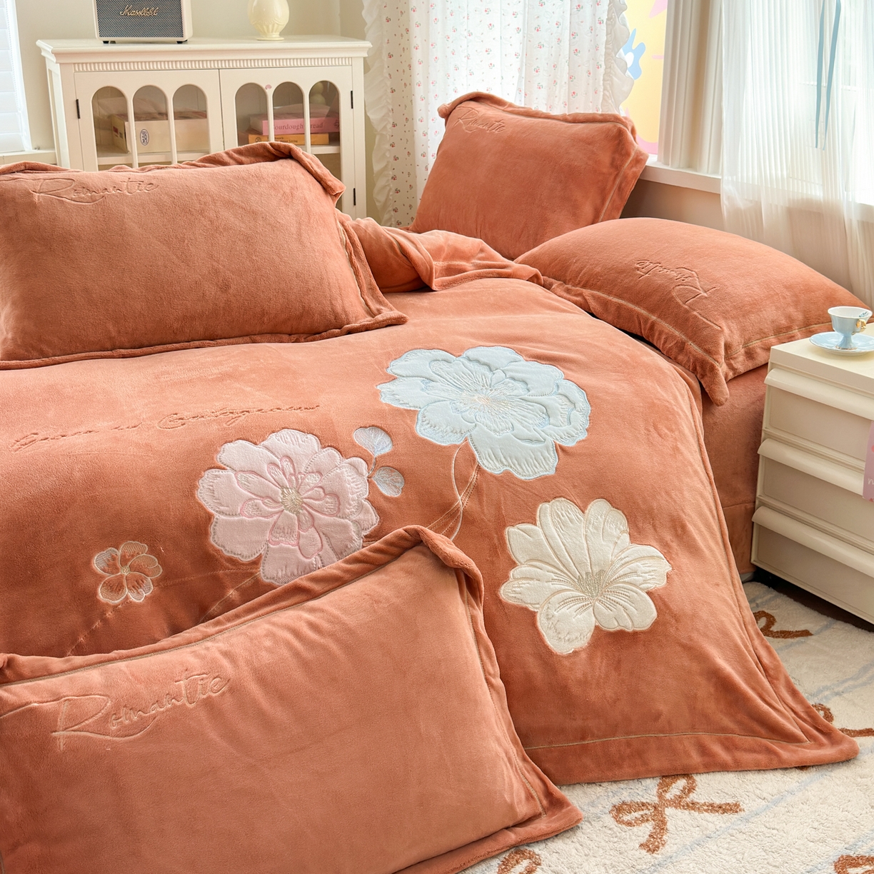 91家纺网 家纺一手货源 找家纺 德比尔斯  2025新款刺绣牛奶绒四件套 梦境-西柚红